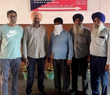 VIGILANCE BUREAU NABS FORESTOR RED-HANDED ACCEPTING RS 15 THOUSANDS  BRIBE