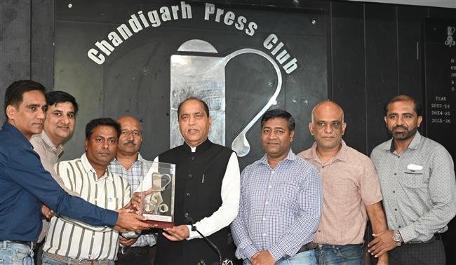 गुरु पर्व पर एलआईसी ने हलवा, पूरी, चावल, कढ़ी और चना का लंगर लगाया