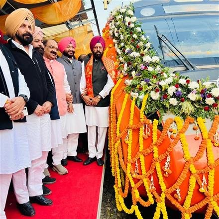 FEROZEPUR-DELHI “VANDE BHARAT” EXPRESS FLAGGED OFF AMIDST CHEERS BY MOS RAVNEET SINGH BITTU
