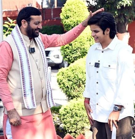 CM NAYAB SINGH SAINI HONOURS WORLD CUP CHAMPION SHAFALI VERMA WITH CHEQUE OF RS 1.50 CRORE