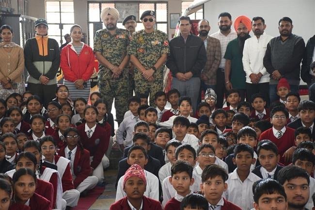 BSF ORGANISED WEAPON EXIBITION  FOR STUDENTS