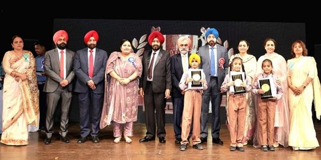गुरु नानक खालसा सीनियर सेकेंडरी स्कूल में बचपन के रंग, स्कूल के संग थीम पर वार्षिक समारोह का आयोजन