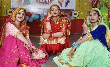 DAV COLLEGIATE SCHOOL STUDENTS ENTHRAL AUDIENCE