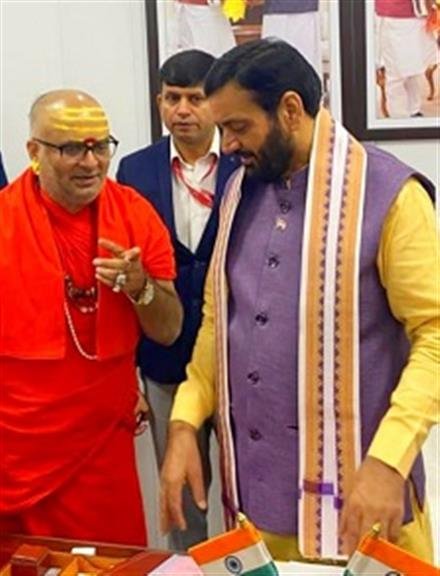 धर्मगुरु स्वामी रसिक महाराज ने नायब सिंह सैनी के साथ गौरक्षा, संस्कृत शिक्षा, एवं हिन्दुत्व से जुड़े विभिन्न विषयों पर चर्चा की