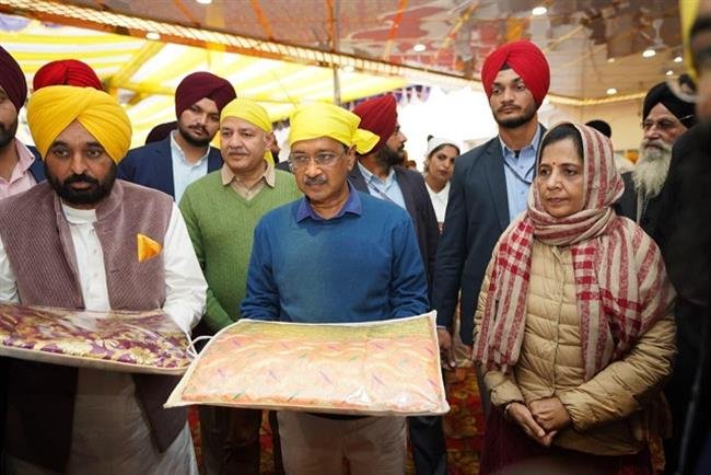 CM AND KEJRIWAL PAY OBEISANCE AT GURDWARA TAKHT SRI KESGARH SAHIB, GURDWARA SHEESHGANJ SAHIB AND GURDWARA BHORA SAHIB