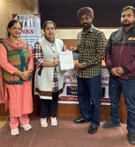 DOG BEHAVIOURIST AND TRAINER JAGTAR SINGH CONDUCTS AN INFORMATIVE SESSION ON ANIMAL SAFETY AT DAV COLLEGE