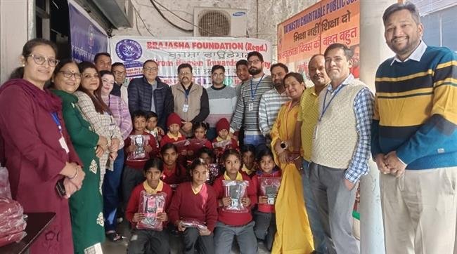 तथास्तु चैरिटेबल स्कूल में ब्रजआशा फाउंडेशन ने बच्चों को स्वेटर एवं जुराबें वितरित कीं
