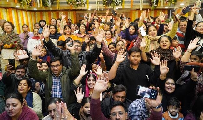 शंखनाद, आतिशबाजी व ढोल-नगाड़ों के साथ साईं बाबा की शिरडी से पधारी चरण पादुकाओं के स्वागत को उमड़ पड़े साईं भक्त