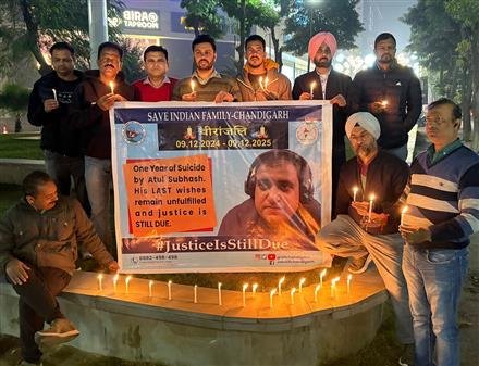 एसआईएफ-चण्डीगढ़ ने अतुल सुभाष के लिए मोमबतियाँ जलाकर वीरांजलि का आयोजन किया