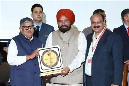 पंजाब के राज्यपाल एवं चंडीगढ़ के प्रशासक  ने समाजसेवी बलविंदर सिंह को किया सम्मानित