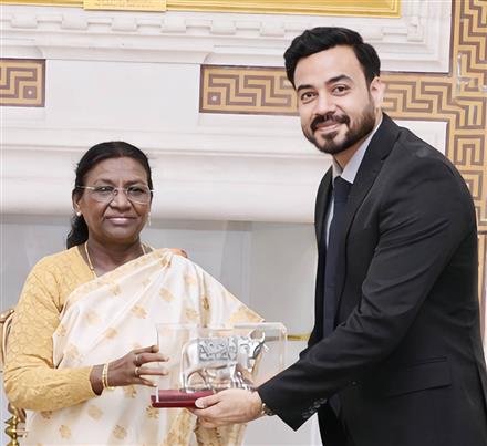 DURING A COURTESY CALL, DR. MOHIT TANTIA INVITES PRESIDENT MURMU TO SRIGANGANAGAR