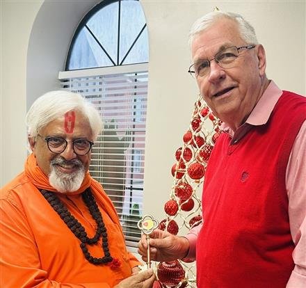 HINDU STATESMAN RAJAN ZED PRESENTED WITH THE KEY TO THE CITY OF HUMBOLDT IN TENNESSEE