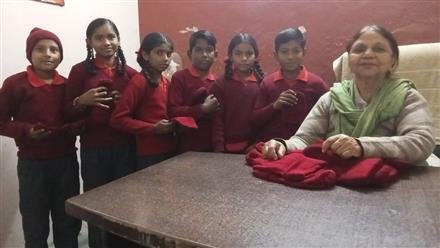 तथास्तु चैरिटेबल स्कूल में बच्चों को बांटी टोपियां