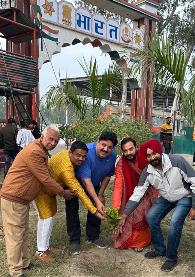 एशिया के स्ट्रांग मैन और उज्जैन तीर्थ के संतों ने मिलकर भारत पाक सरहद पर किया पौधारोपण
