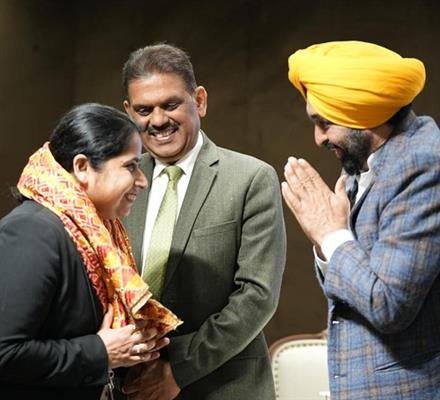 MAKE EVERY ENDEAVOUR TO BENEFIT COMMON PEOPLE: CM BHAGWANT SINGH MANN