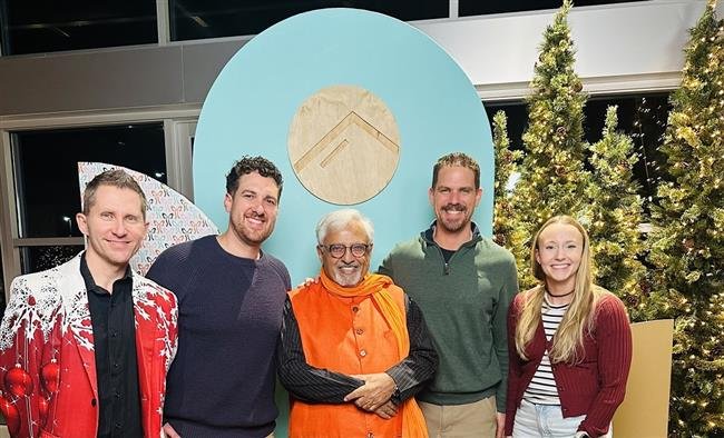 HINDUS GREET CHRISTIANS ON XMAS