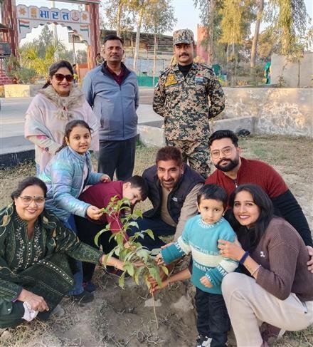 भारत पाक सरहद पर मनाया पूर्व प्रधानमंत्री वाजपेयी  व मोहम्मद रफी का 101वां जन्मदिन