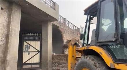 POLICE DEMOLISH DRUG SMUGGLER’S ILLEGAL HOUSE IN FEROZEPUR