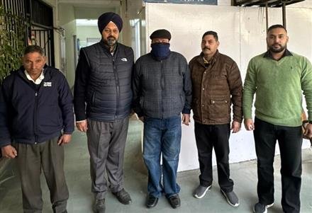VIGILANCE BUREAU NABS JALANDHAR CLERK RED HANDED ACCEPTING BRIBE OF RS 2000