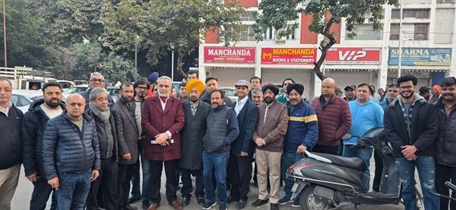 चण्डीगढ़ के सेक्टर 19 की मार्केट में फड़ी वाले ने दुकानदार पर किया हमला