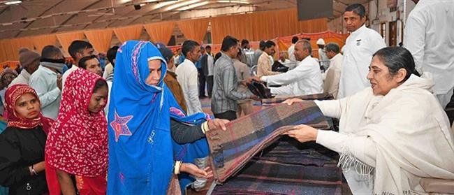 BLANKETS DISTRIBUTED TO 2,000 WORKERS TO PROTECT THEM FROM CHILL
