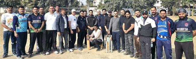 नशा मुक्ति हरियाणा अभियान को लेकर पंचकूला पुलिस व पत्रकारों के बीच खेला क्रिकेट मैच