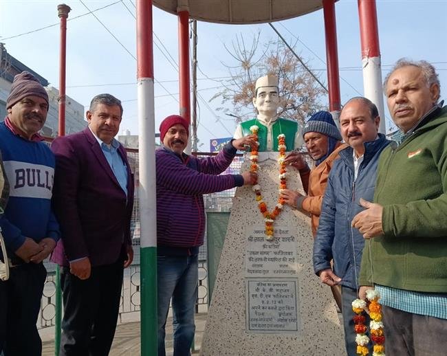 पूर्व प्रधानमंत्री लाल बहादुर शास्त्री की 60वीं पुण्यतिथि पर उन्हें याद किया गया