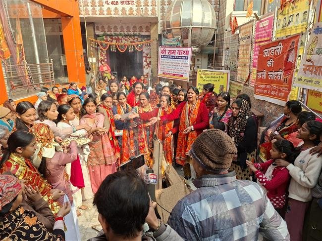 श्री हनुमंत धाम में धियां की स्पेशल लोहड़ी धूमधाम से मनाई