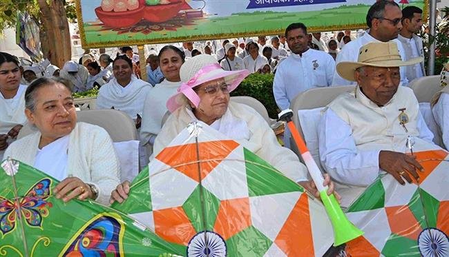 पतंगों से सीखे जीवन की उंची और सुखद उड़ान-संतोष दीदी