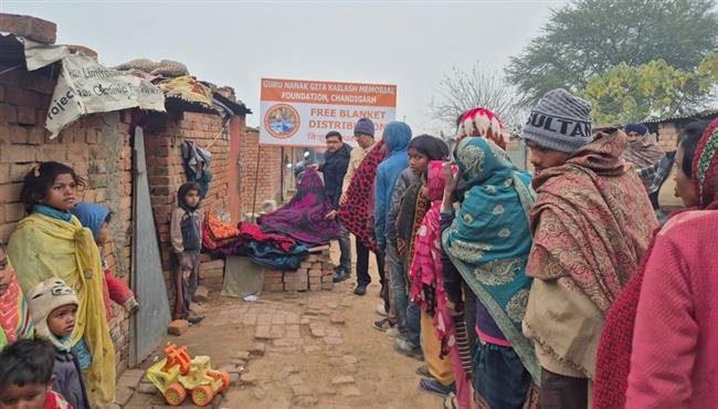 गुरु नानक गीता कैलाश मेमोरियल फाउंडेशन द्वारा झुग्गी-बस्तियों में 100 कंबलों का वितरण