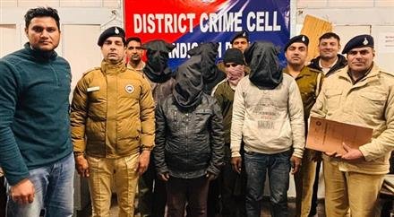 CHANDIGARH POLICE  NABS FIVE ACCUSED  HYPNOTISING  LADIES  AND LOOTING GOLD ORNAMENTS AND CASH