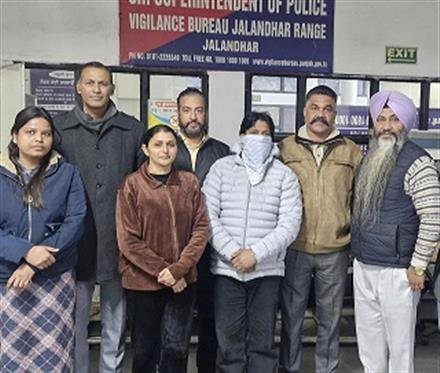 VIGILANCE BUREAU NABS CONTRACTUAL EMPLOYEE RED HANDED ACCEPTING BRIBE OF RS 4 THOUSANDS