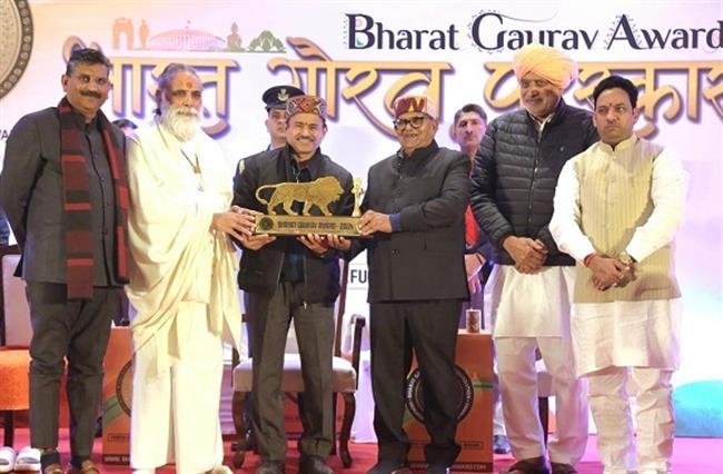 GOVERNOR AND UT ADMINISTRATOR GULAB CHAND KATARIA HONOURS LAXMIKANT TIWARI WITH BHARAT GAURAV AWARD