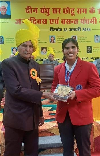 कार्मल कान्वेंट स्कूल की क्रिकेटर अदिति श्योराण को जाट सभा ने खेल पुरस्कार से नवाजा