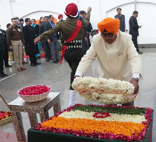 PUNJAB GOVERNOR UNFURLS TRICOLOUR AT FAZILKA, PAYS TRIBUTES AT ASAFWALA WAR MEMORIAL