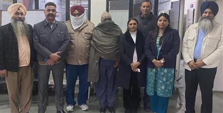 VIGILANCE BUREAU NABS FOREST GUARD AND DAILY WAGE WORKER RED HANDED ACCEPTING BRIBE OF RS 20K