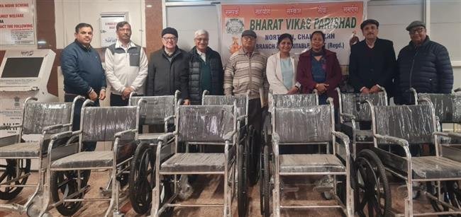 पीजीआई को भारत विकास परिषद, एन-2 चैरिटेबल ट्रस्ट ने 11 व्हीलचेयर प्रदान कीं