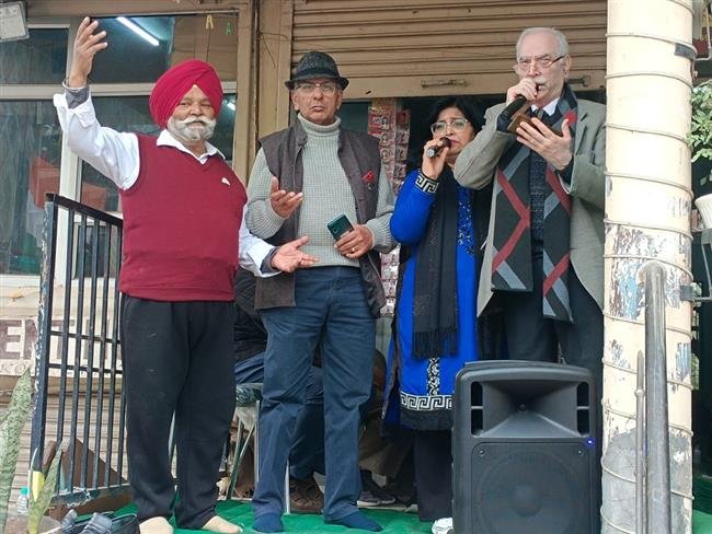 माता पिता की याद मे लंगर लगाते है ऒर गणतंत्र दिवस मनाते है डॉ मंजीत बल