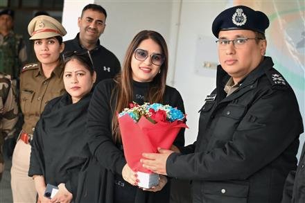 पूजा बक्शी ने आईजी नवज्योति गोगोई का किया सम्मान