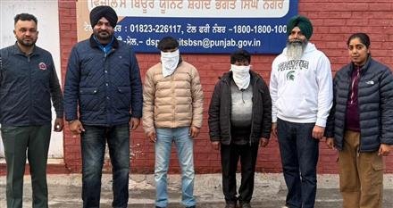 VIGILANCE BUREAU NABS GARHSHANKAR RENT COLLECTOR AND PEON RED HANDED ACCEPTING BRIBE OF RS 18 THOUSANDS