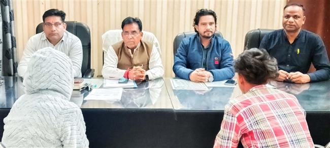 MOBILE CRAZY HARYANA GIRL, MINOR FRIEND RESCUED BY RPF