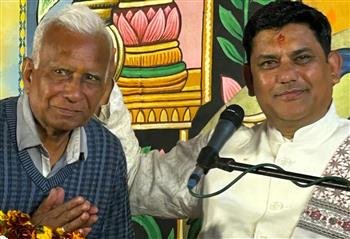 वृंदावन में आयोजित भागवत कथा में लीलाधर शर्मा को सम्मानित किया