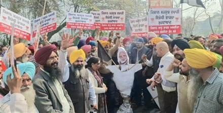 AAP PROTESTS AGAINST HARYANA CM NAYAB SINGH SAINI OUTSIDE DESH BHAGAT UNIVERSITY, ALSO BURNS EFFIGY OF PM MODI