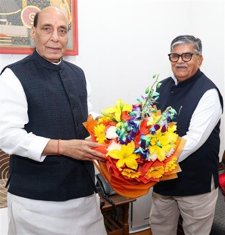 GOVERNOR OF PUNJAB AND ADMINISTRATOR, UT CHANDIGARH MEETS UNION DEFENCE MINISTER, PLEAD FOR SAINIK SCHOOL