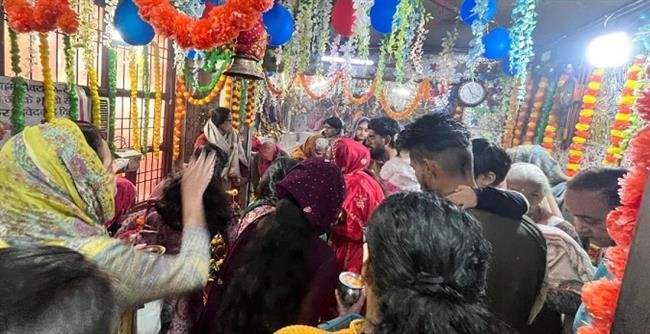 महाशिवरात्रि पर श्री हनुमंत धाम में 11000 से अधिक श्रद्धालुओं को पंचमुखी रुद्राक्ष का गान्ना बांधा