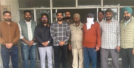 VIGILANCE BUREAU NABS FAZILKA JUNIOR ENGINEER RED HANDED ACCEPTING BRIBE OF RS 4 THOUSANDS