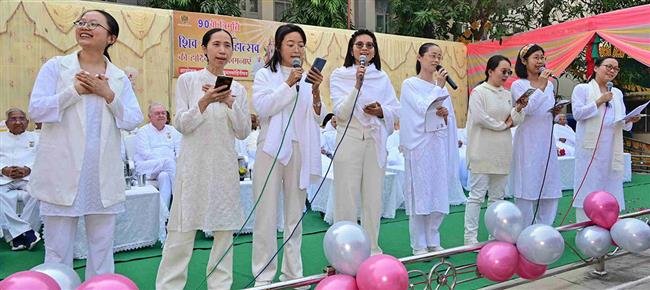 GROUP FROM CHINA MESMERIZE BY SINGING DEVOTIONAL SONGS IN HINDI