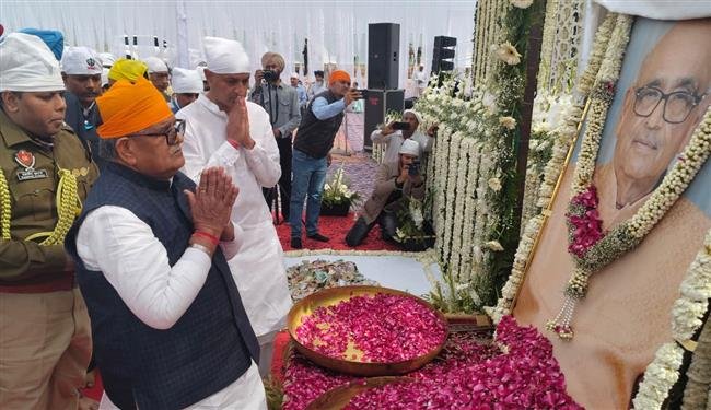 GOVERNORS OF PUNJAB AND HARYANA PAY FLORAL TRIBUTES TO SANDEEP GILHOTRA