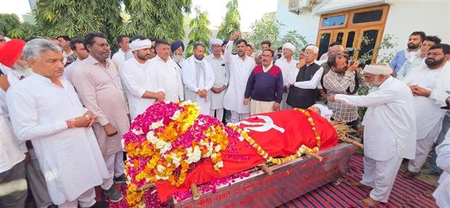 HUNDREDS OF PEOPLE OFFER “LAL SALAAM” TO CPI(M) VETERAN BENIWAL