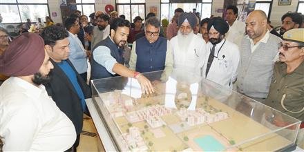 DR. SATISH POONIA INTERACTS WITH THE BENEFICIARIES OF THE MAA YOJANA